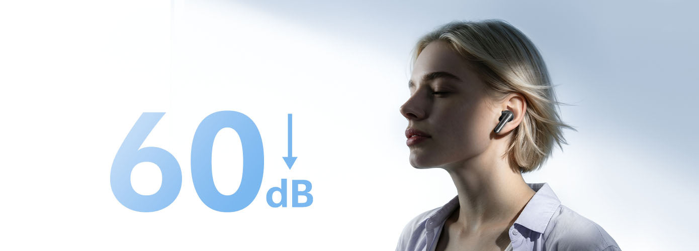 Kobieta z słuchawkami Bluetooth, redukcja hałasu 60 dB – idealne do skoncentrowanej pracy w biurze.
