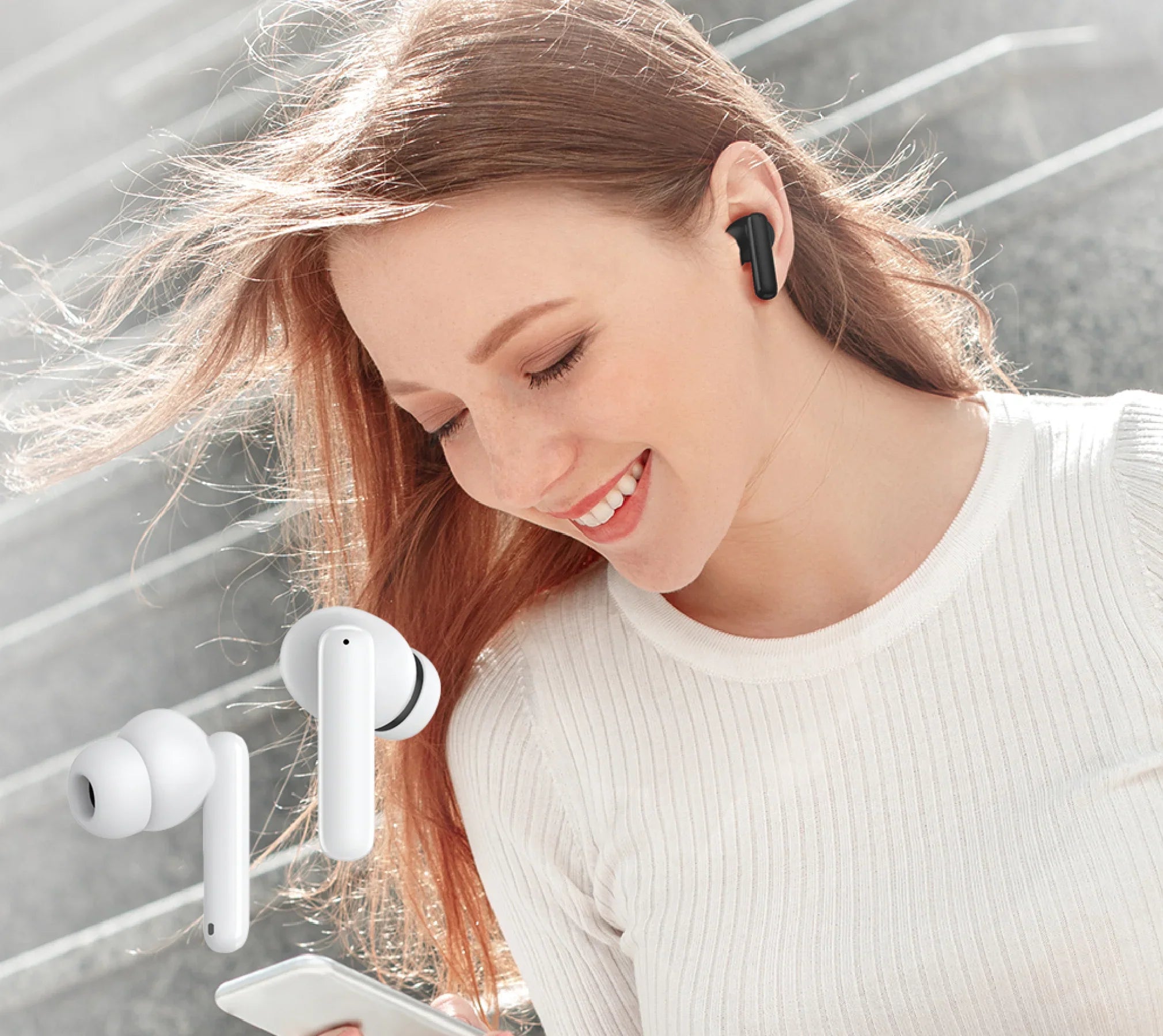 Białe bezprzewodowe słuchawki Bluetooth – stylowe, wygodne i idealne do słuchania muzyki w podróży.