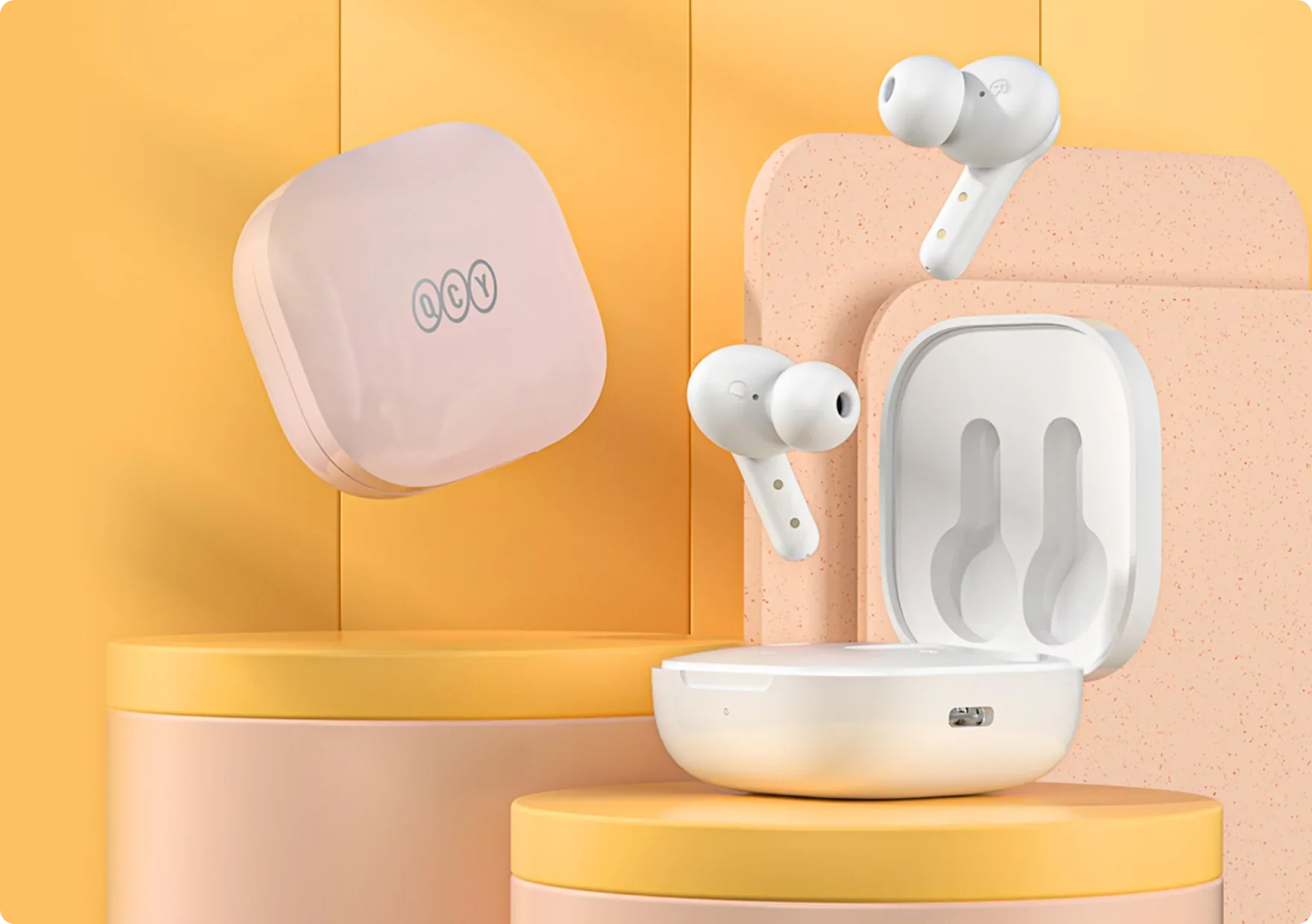 Białe słuchawki Bluetooth QCY w różowym etui ładującym, stylowo prezentowane na pastelowych podestach na ciepłym tle.