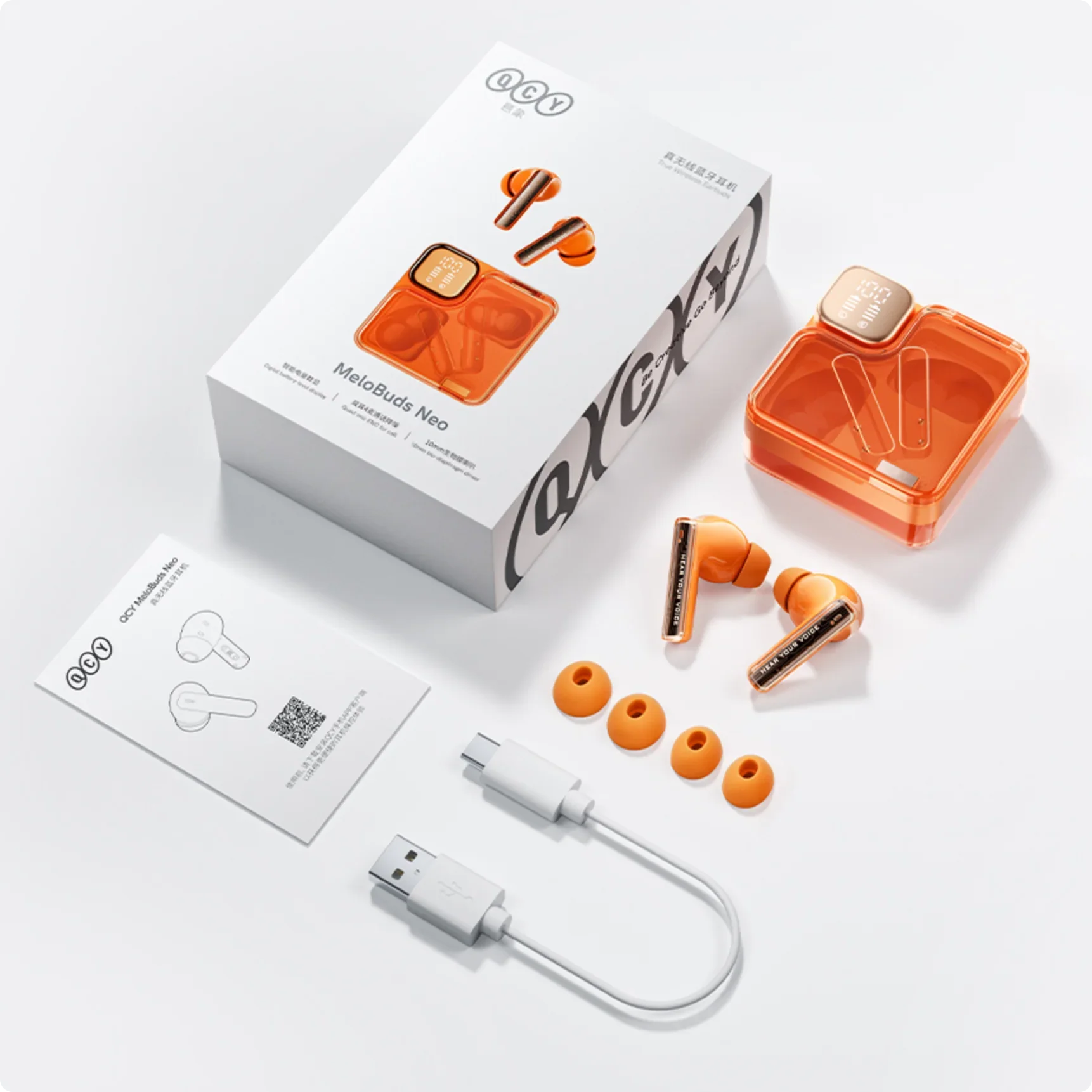 QCY MeloBuds Neo: Pomarańczowe słuchawki True-Wireless z etui ładującym, kablem USB-C i zapasowymi końcówkami dousznymi.