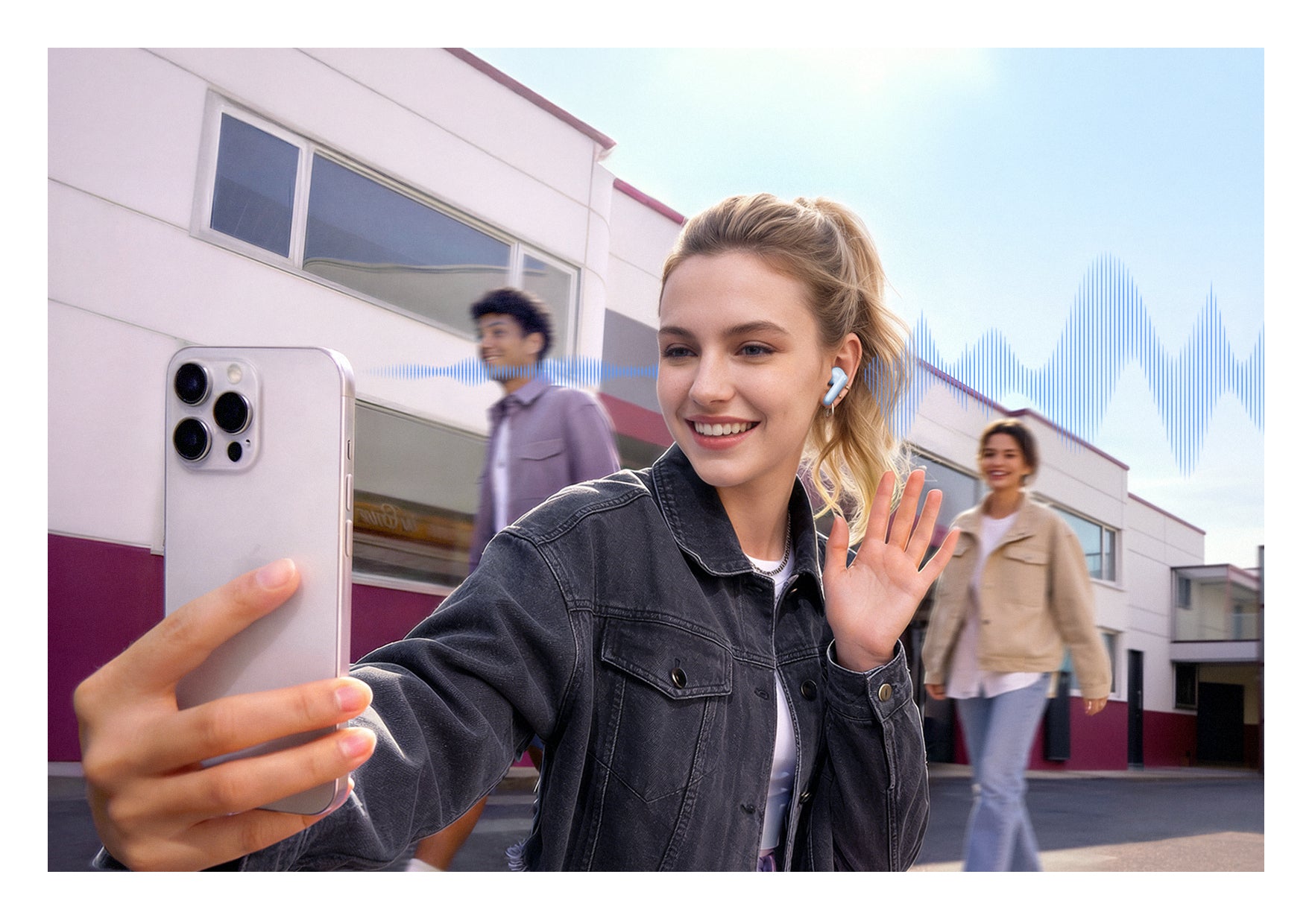 Kobieta z bezprzewodowymi słuchawkami robi selfie smartfonem, w tle przyjaciele i budynki