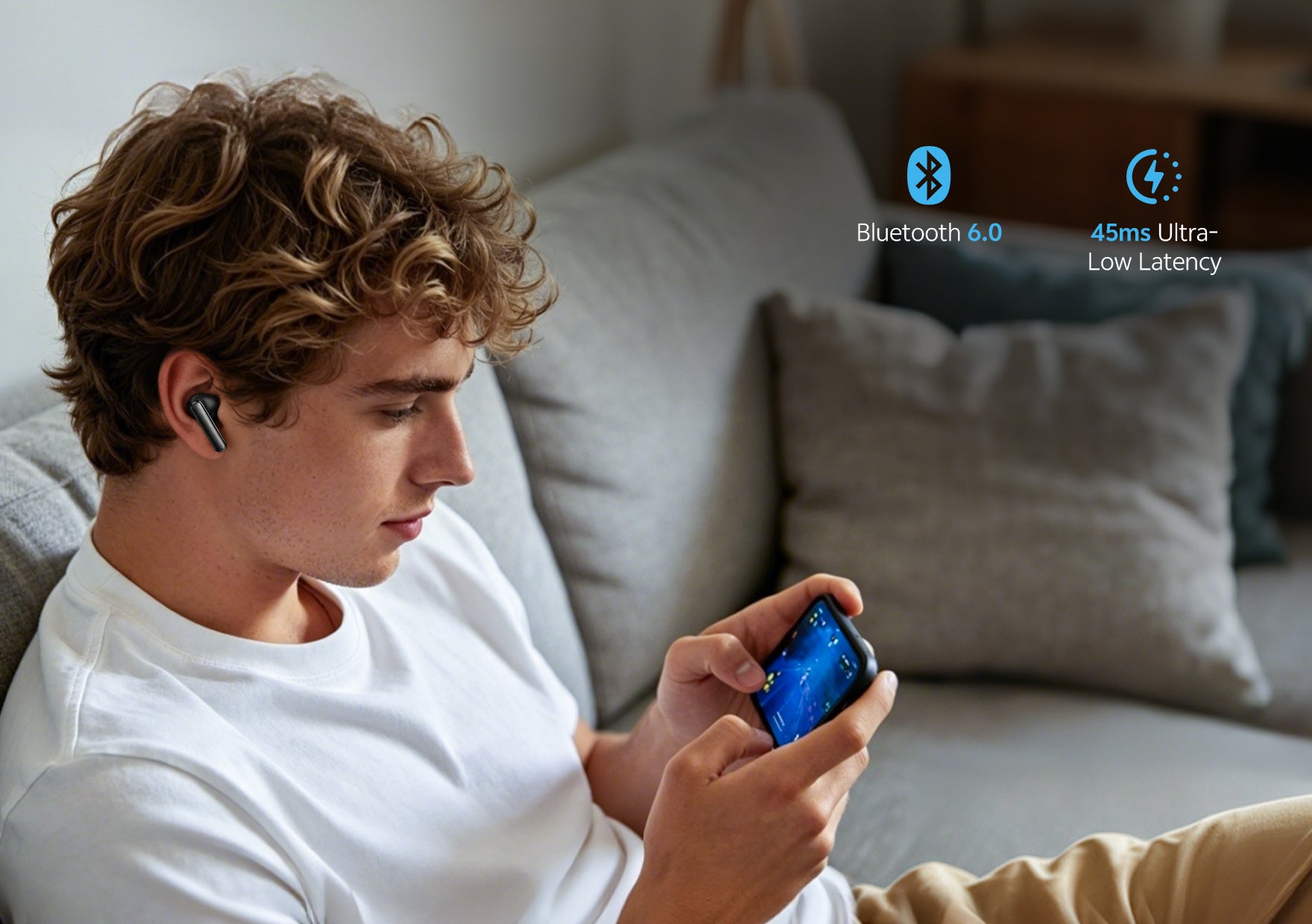 Młody mężczyzna z bezprzewodowymi słuchawkami i smartfonem, Bluetooth 6.0 oraz ultra niskie opóźnienie 45 ms do gier i muzyki.