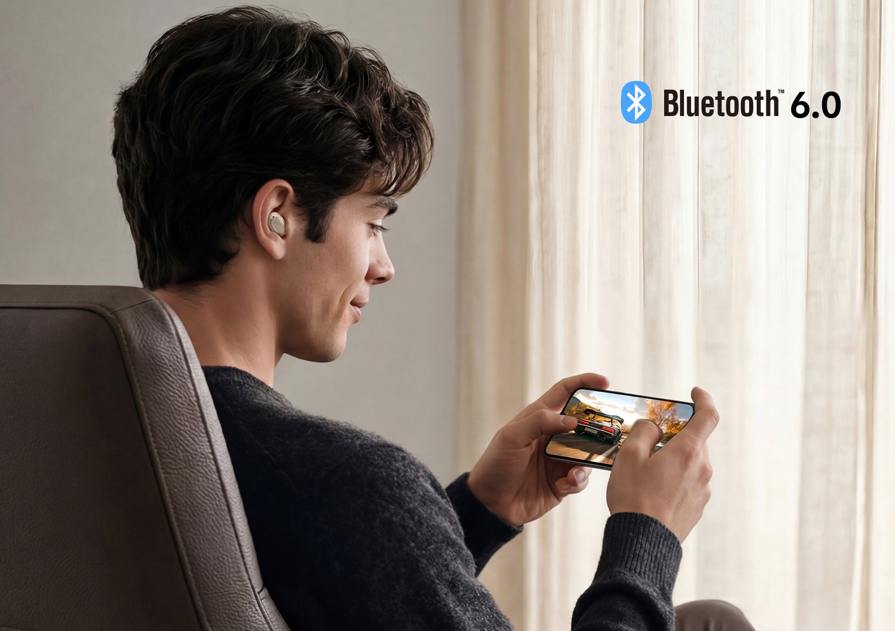 Mężczyzna z słuchawkami Bluetooth 6.0 gra na smartfonie – nowoczesna technologia do bezprzewodowej rozrywki