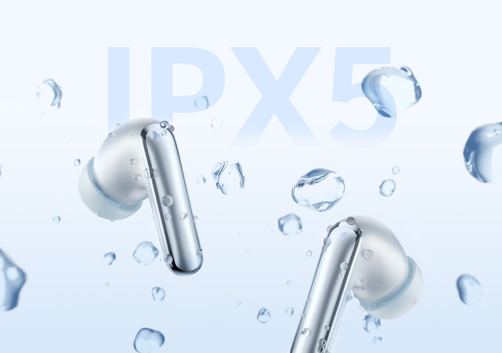 Srebrne słuchawki Bluetooth z ochroną wodoodporną IPX5, otoczone kroplami wody.